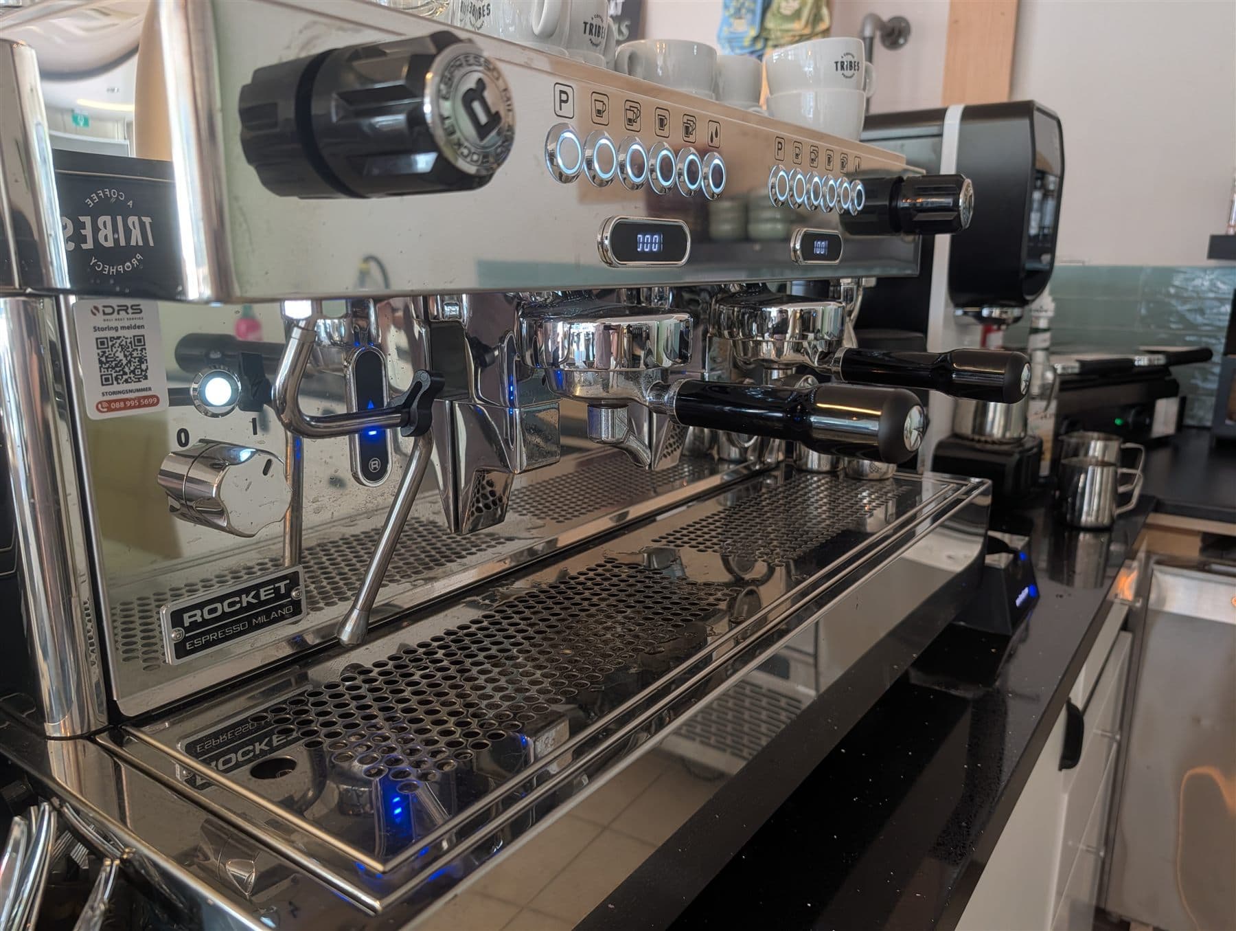 De espressomachine achter de bar van Lokma